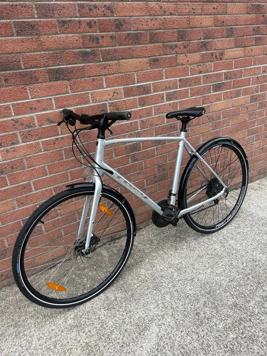 Trek FX 2 Hybrid Mountain Bike - Image 2