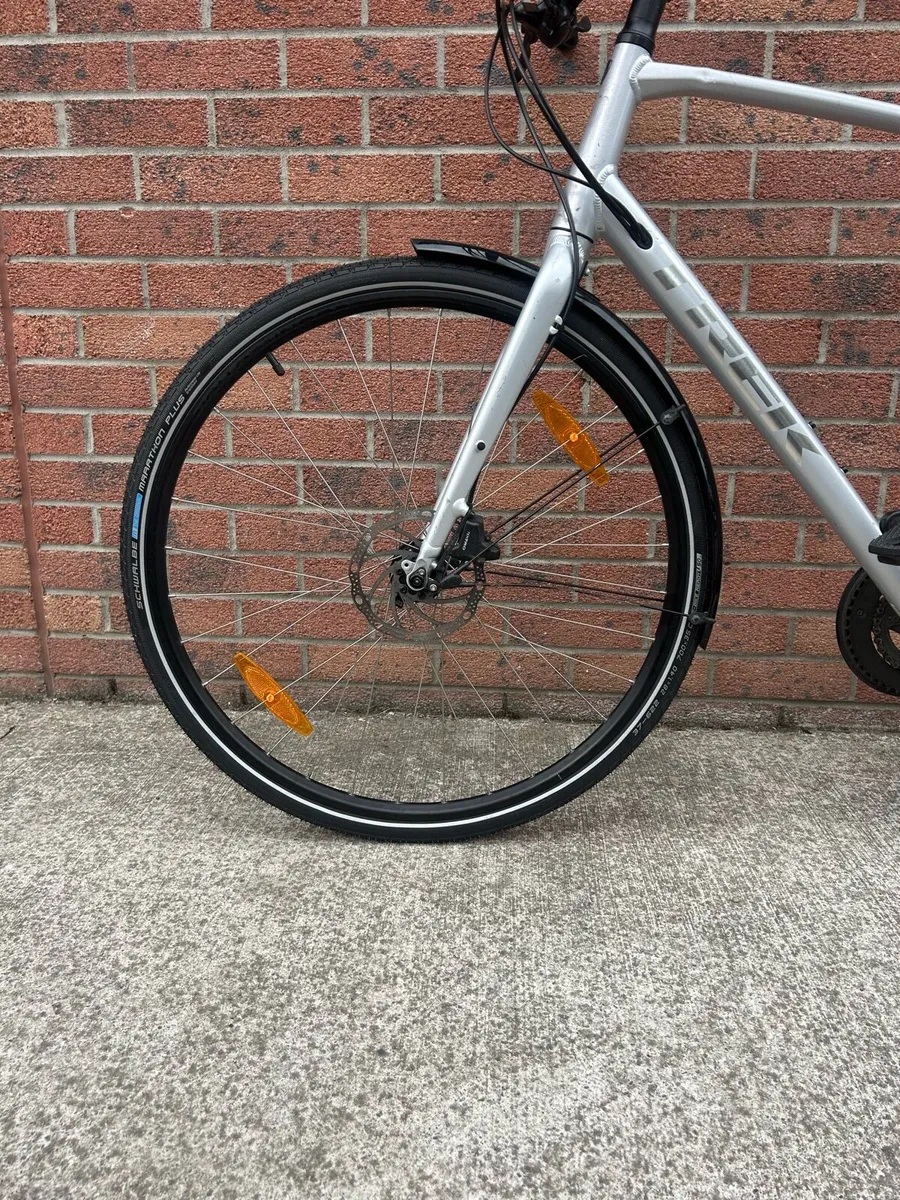 Trek FX 2 Hybrid Mountain Bike - Image 4