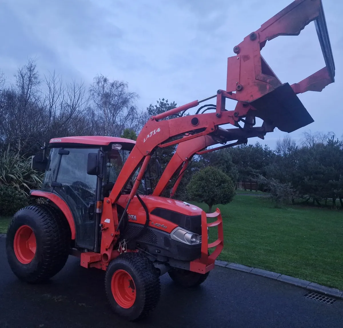 Kubota L4240-II Compact Tractor 4 in 1 loader - Image 1
