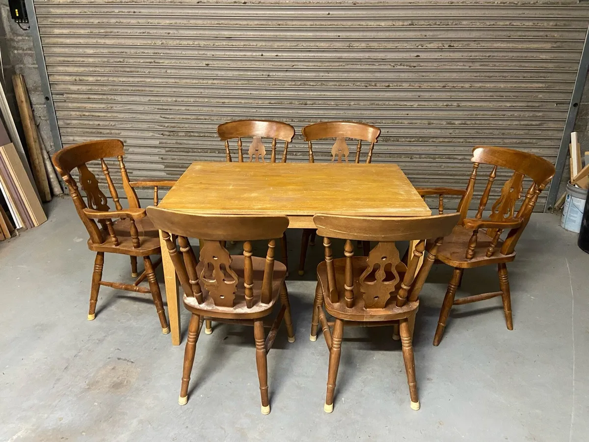 Table and chairs - Image 1