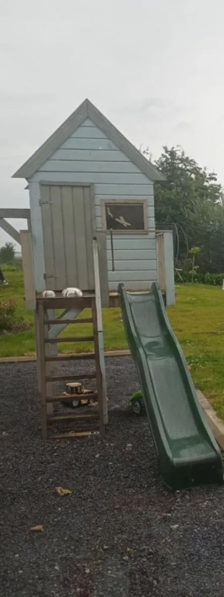 Tree house with slide, swings & climber - Image 2