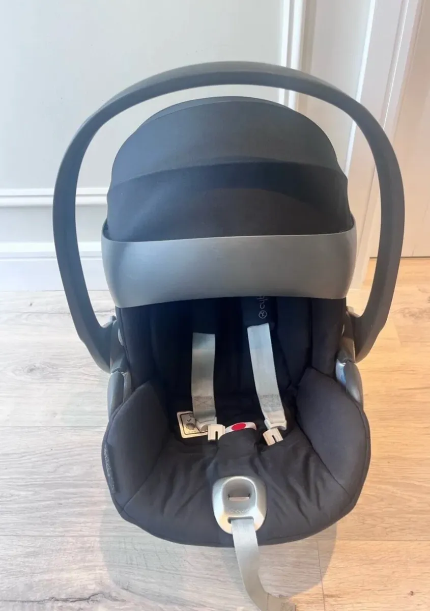 Car seat - Image 1