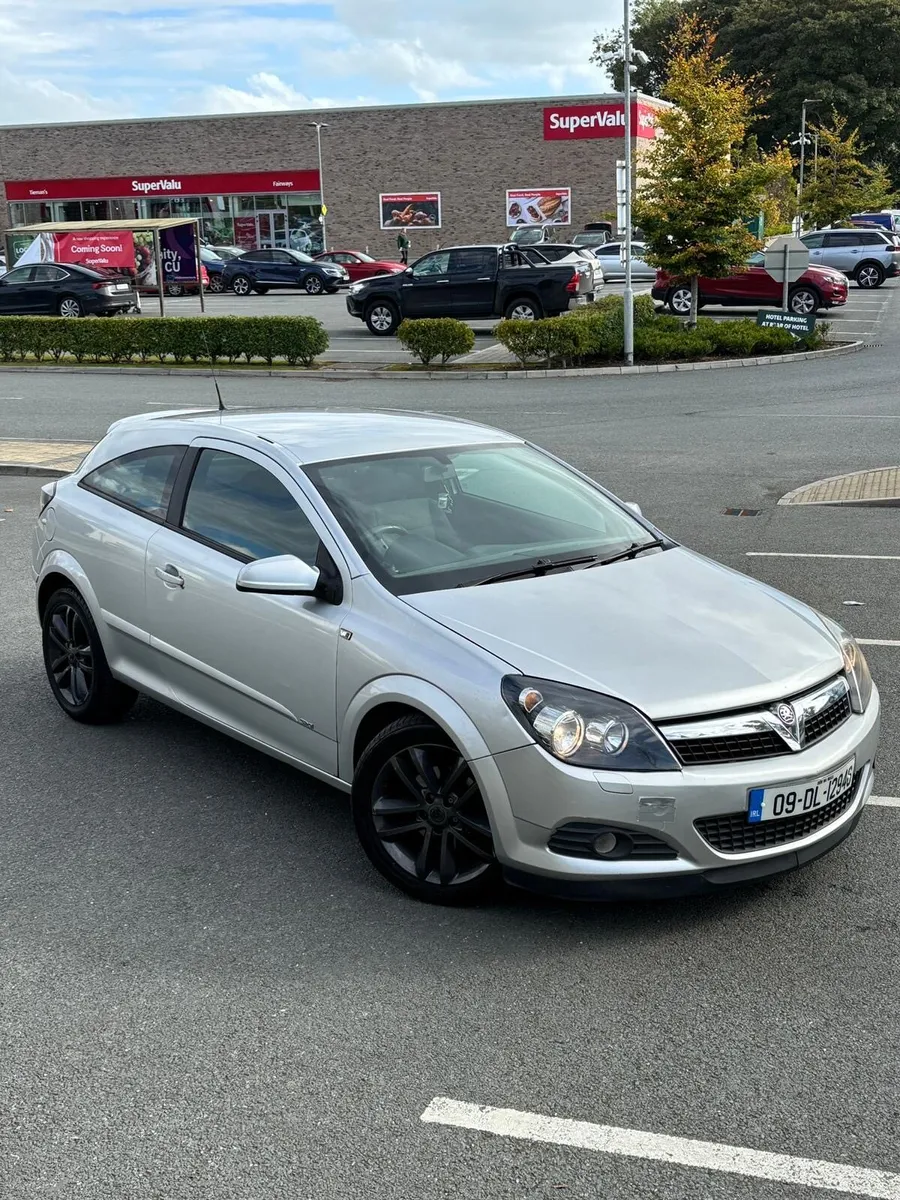 Opel Astra 2009 - Petrol - Image 1