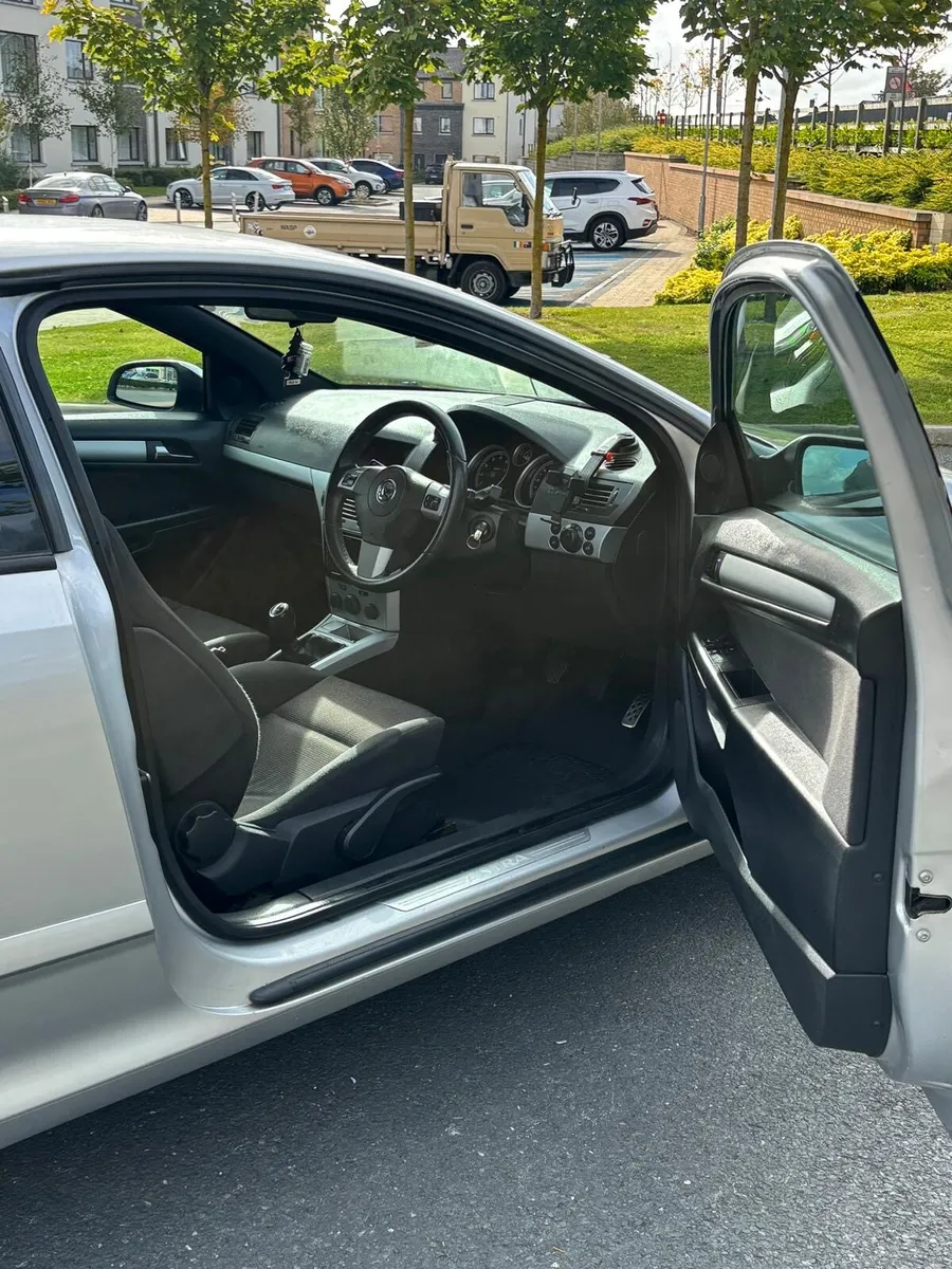 Opel Astra 2009 - Petrol - Image 2