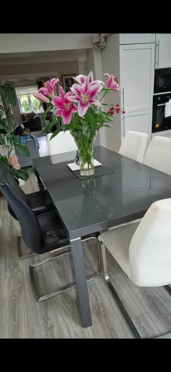 Dining room table and chairs - Image 1