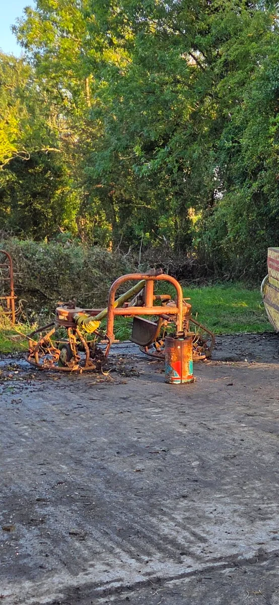 Old farm machinery - Image 4