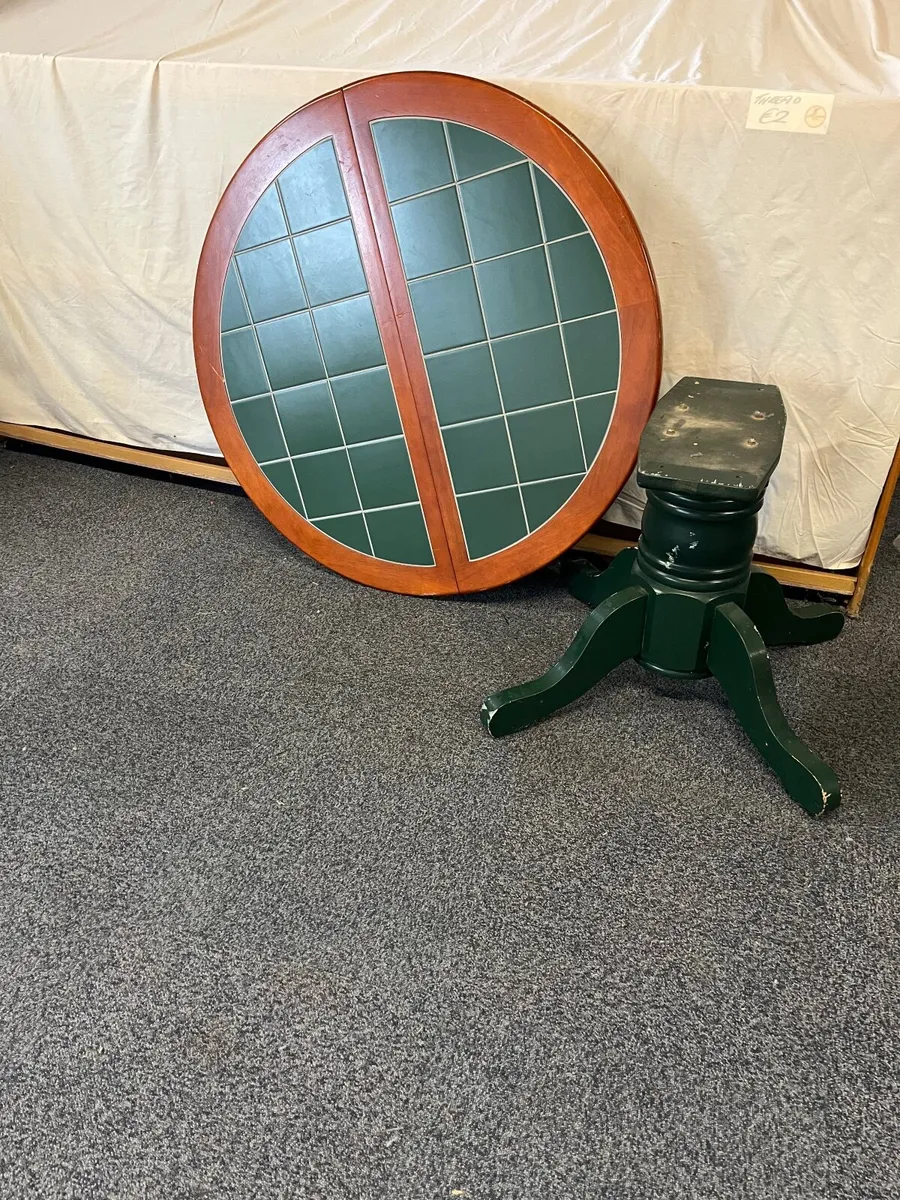 Table and chairs - Image 2