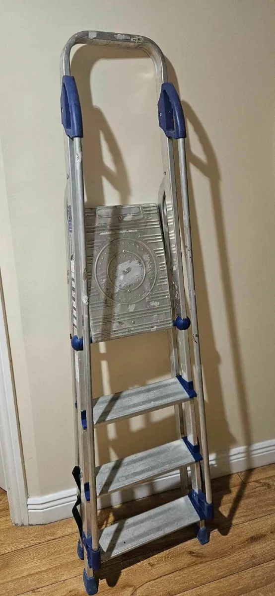 STEPLADDER 4 TREAD - Image 1
