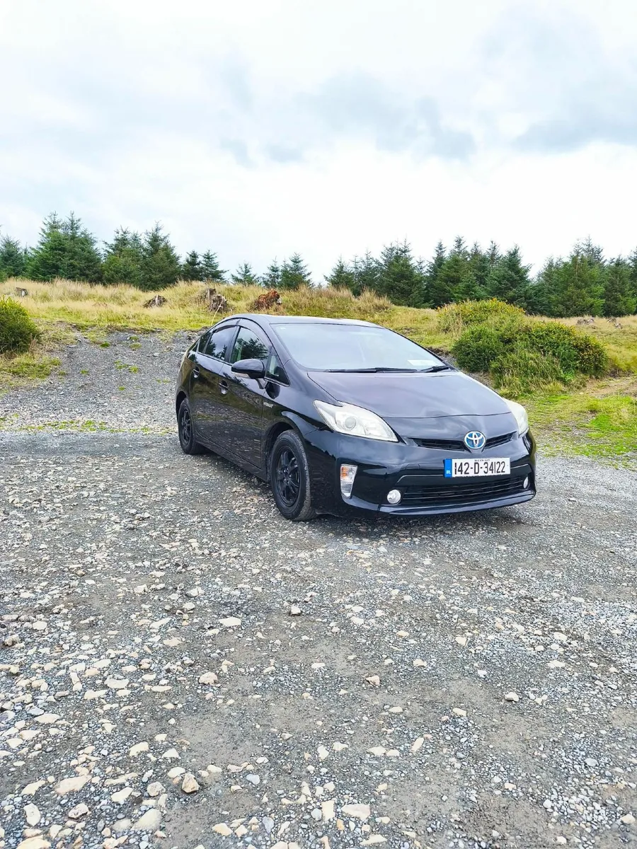 Toyota Prius 2014 Hybrid 90630km - Image 1