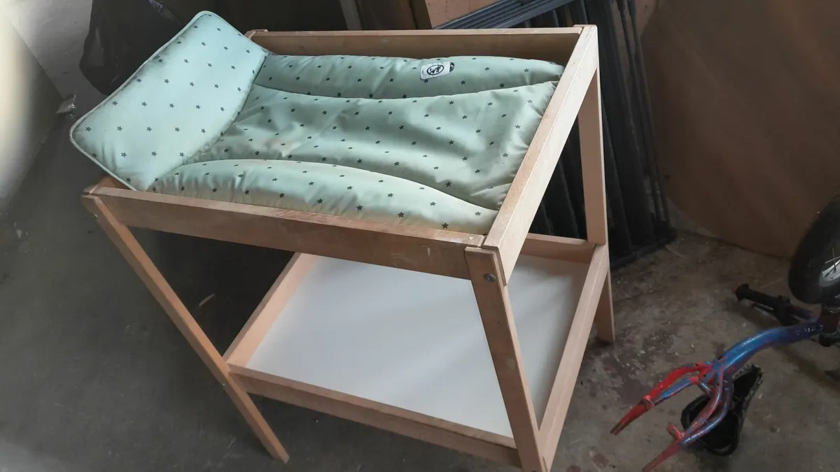 Baby changing table - Image 1