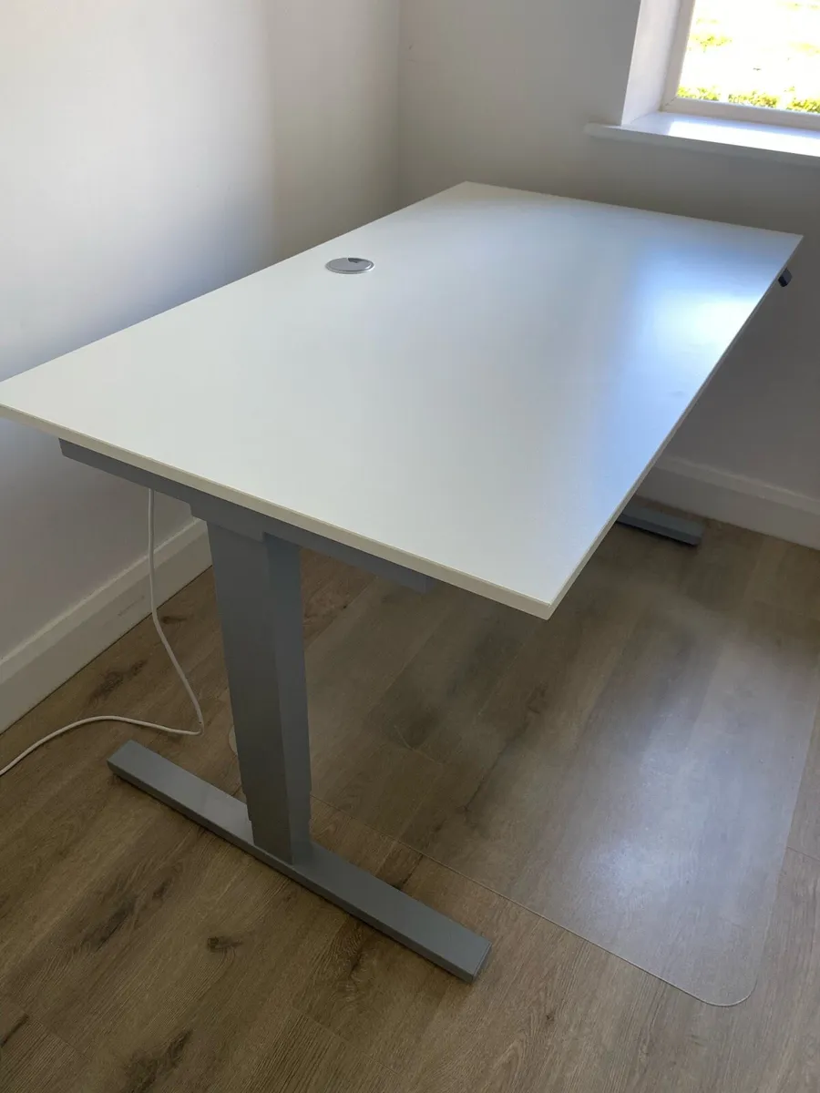 Electric standing desk - 1400x800 - Image 1