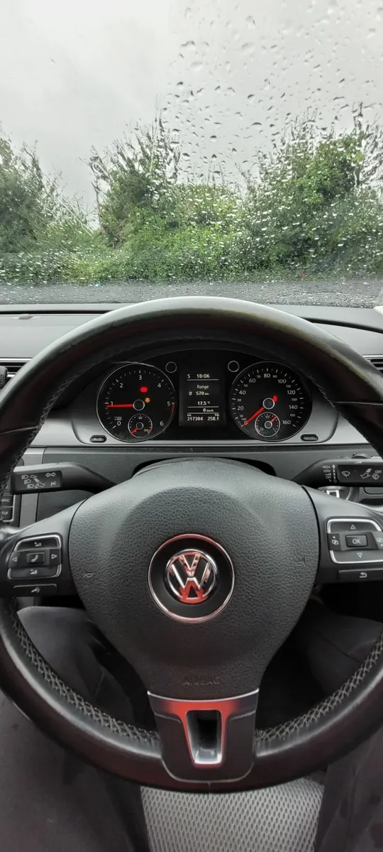 Volkswagen Passat 2013 - Image 2