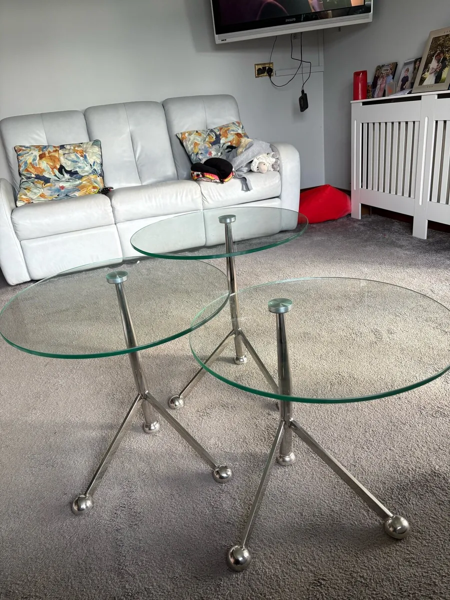 Nest of 3 glass top chrome base tables - Image 2