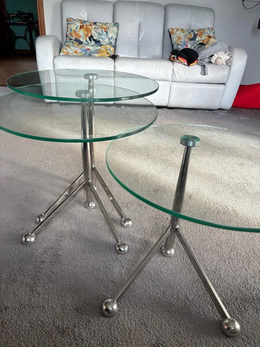 Nest of 3 glass top chrome base tables - Image 3