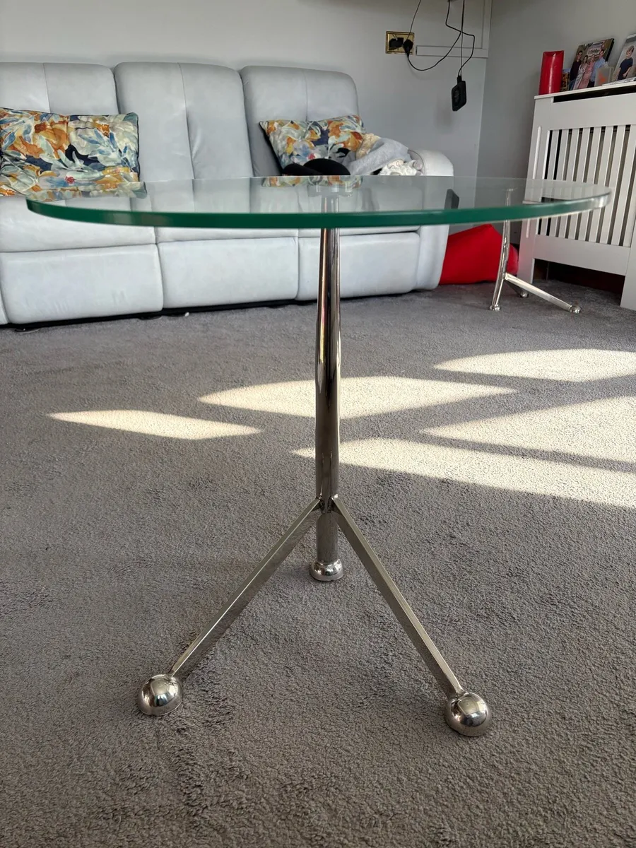 Nest of 3 glass top chrome base tables - Image 4