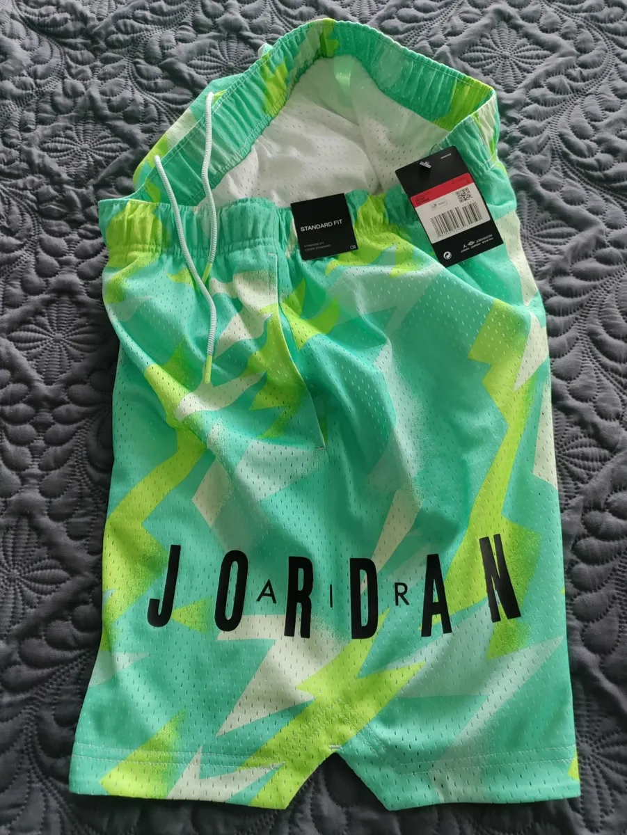 Air Jordan Shorts L New - Image 1