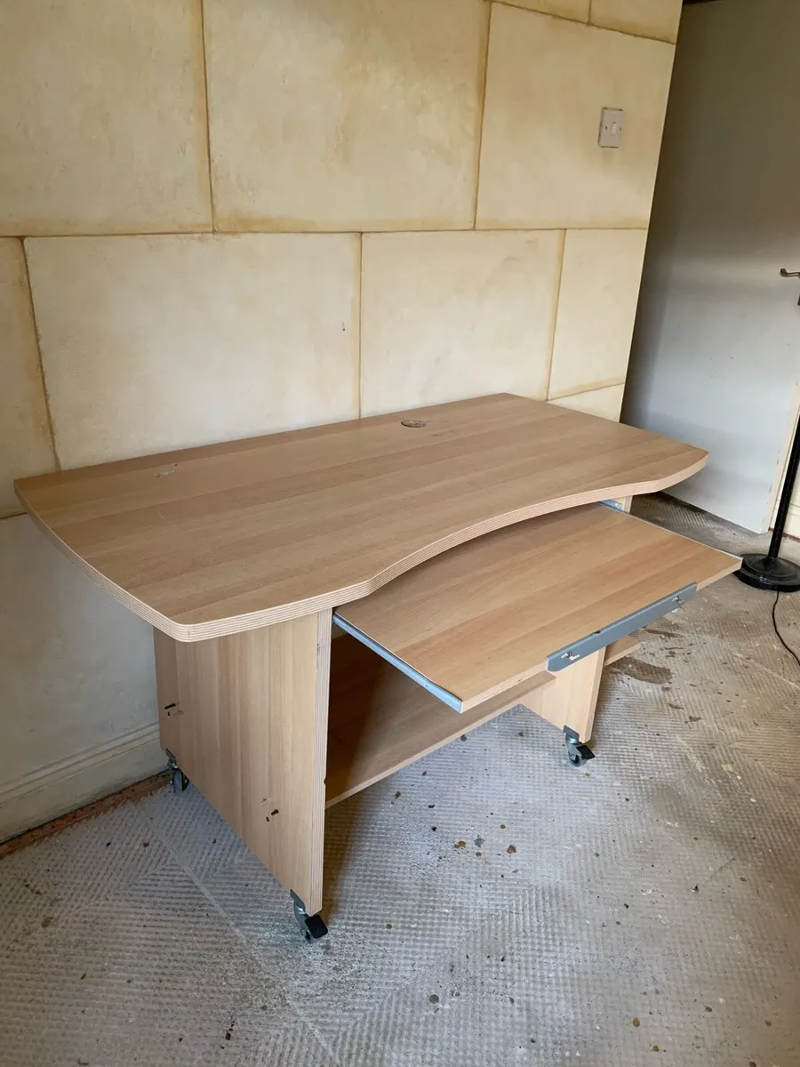 Study desk - Image 2