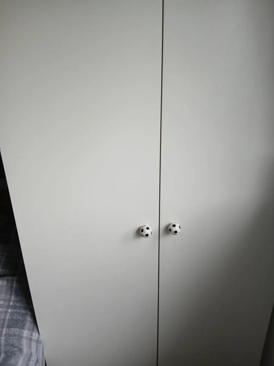 Bed and wardrobe - Image 1