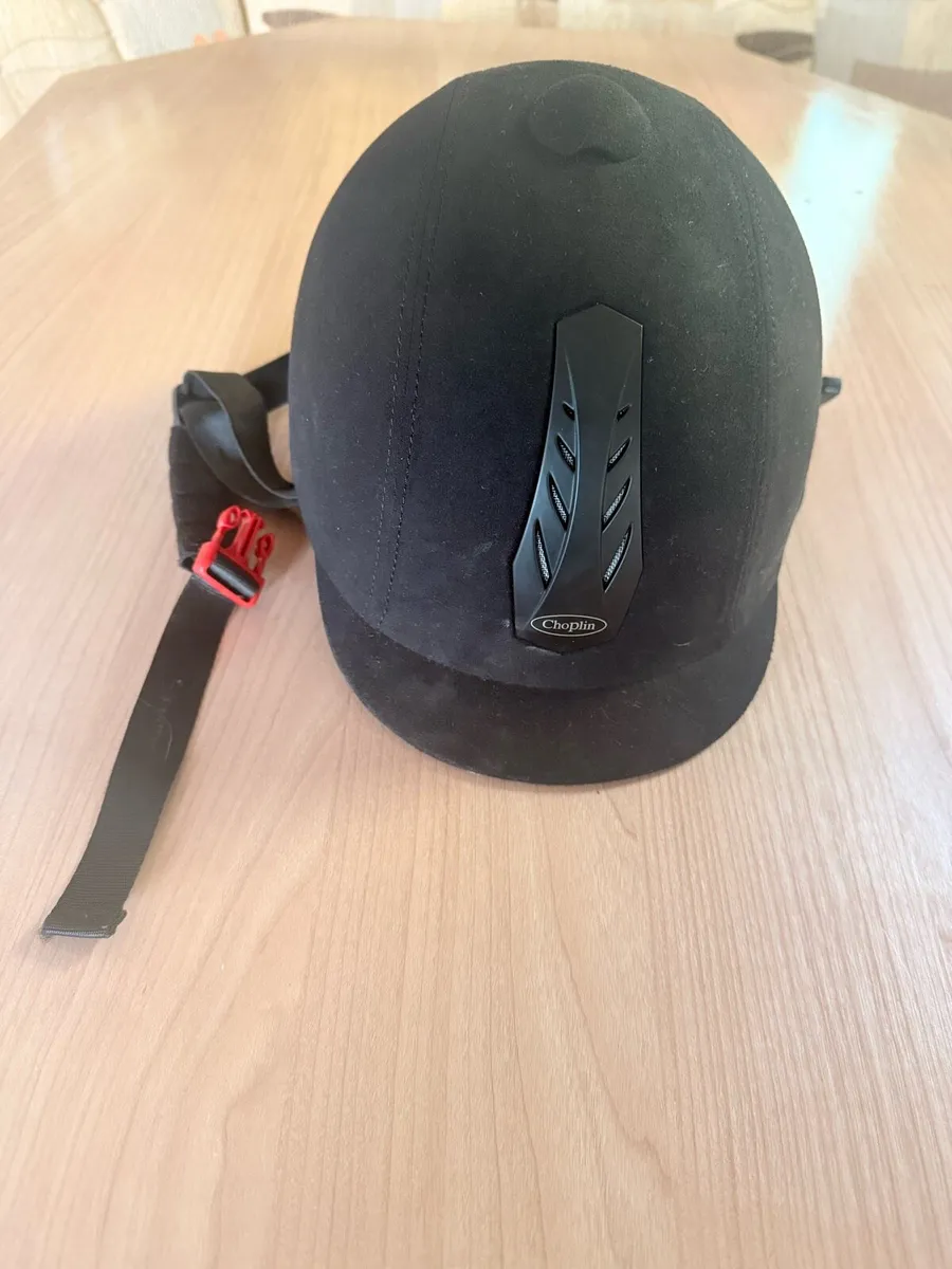 Children’s horse riding helmet - Image 1