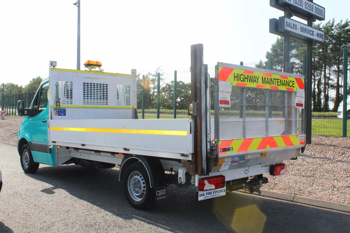 2022 Mercedes-Benz Sprinter 315 RWD Dropside Prog - Image 2