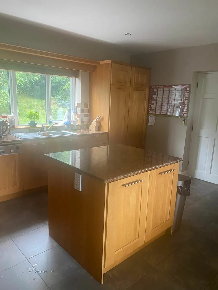 Large solid oak shaker kitchen - Image 2
