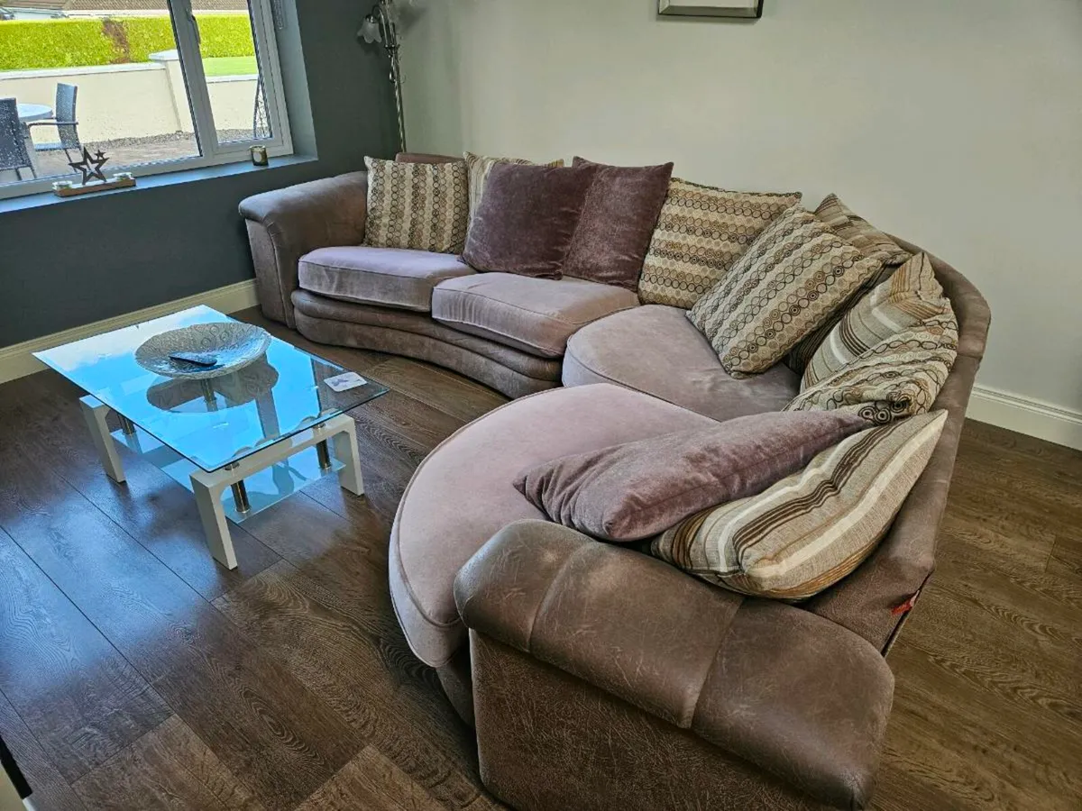 Corner couch. - Image 1