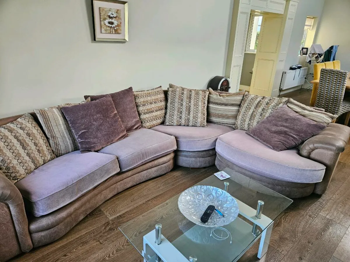 Corner couch. - Image 2
