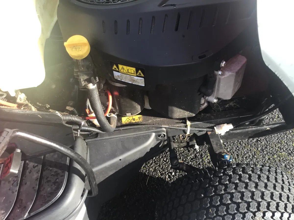 Castlegarden 18 HP  12 2019 ride on lawnmower - Image 3