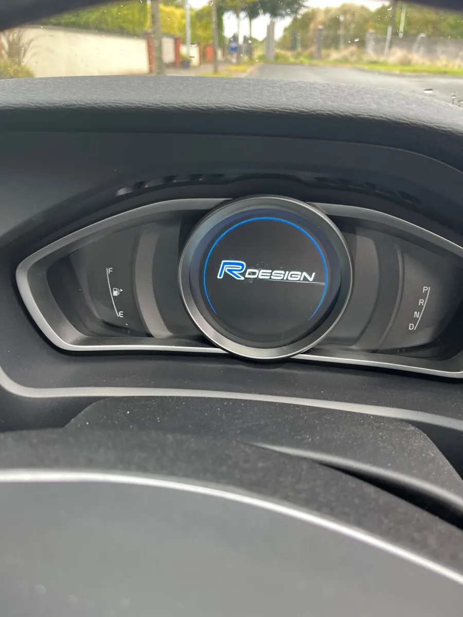 Volvo V40 2015 - Image 1