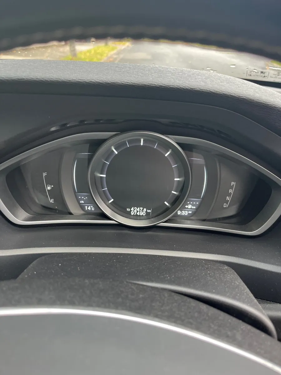 Volvo V40 2015 - Image 2