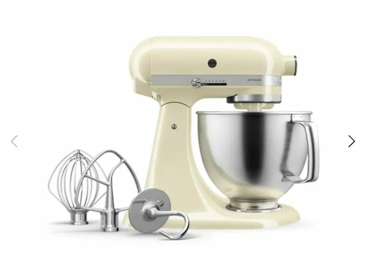 Kitchenaid mixer with several attachments - Image 1