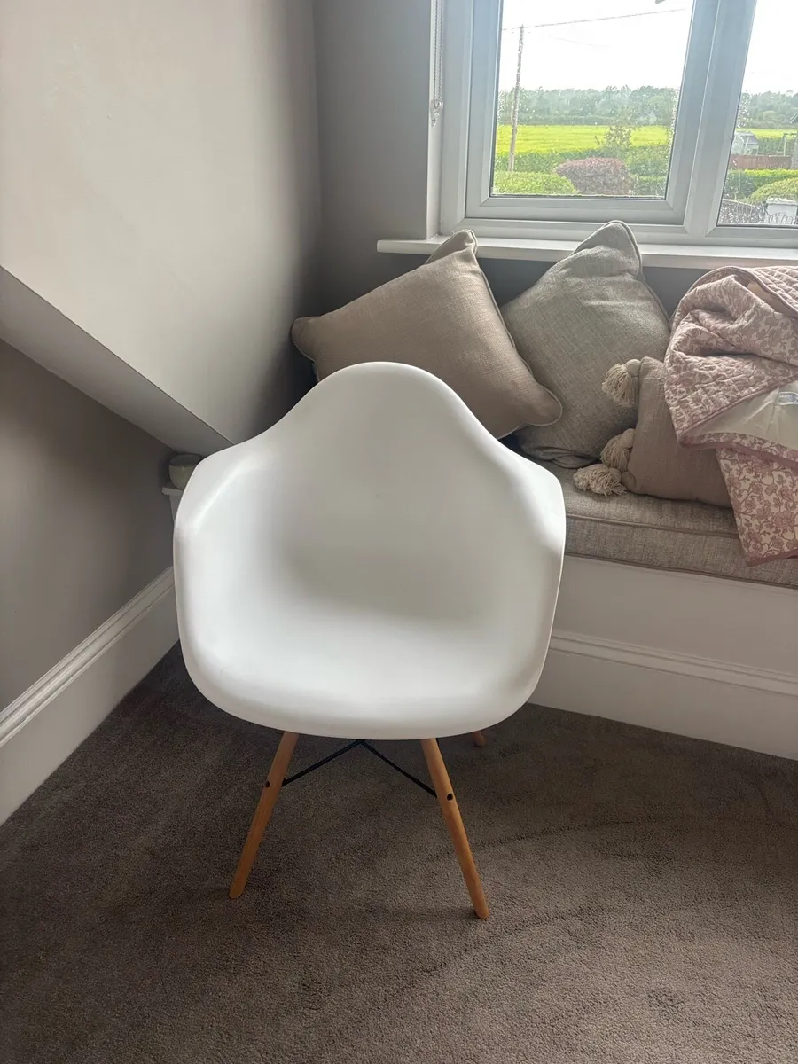 White desk chair - Image 1