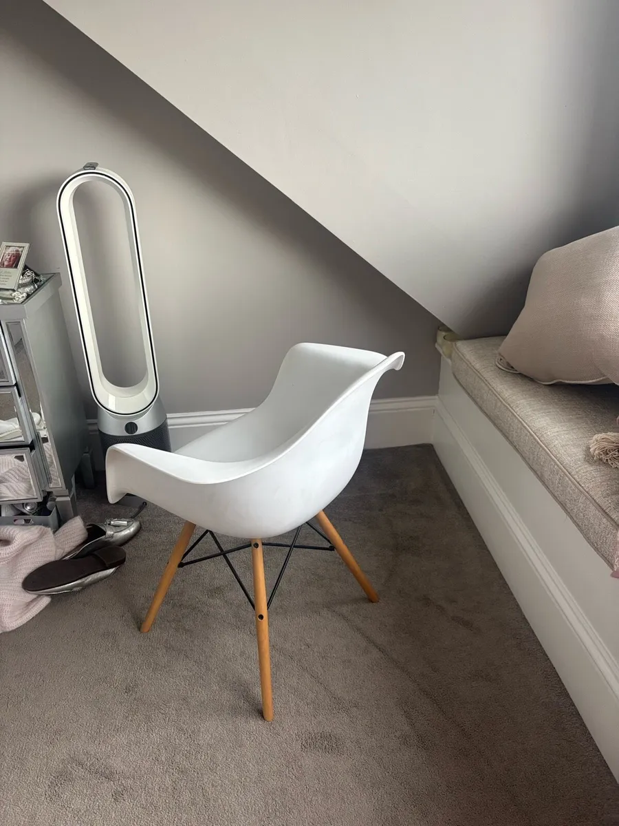 White desk chair - Image 2