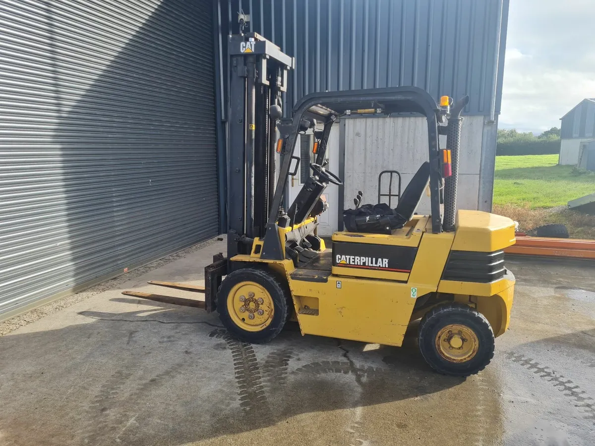 Cat forklift 4400 hours. - Image 1