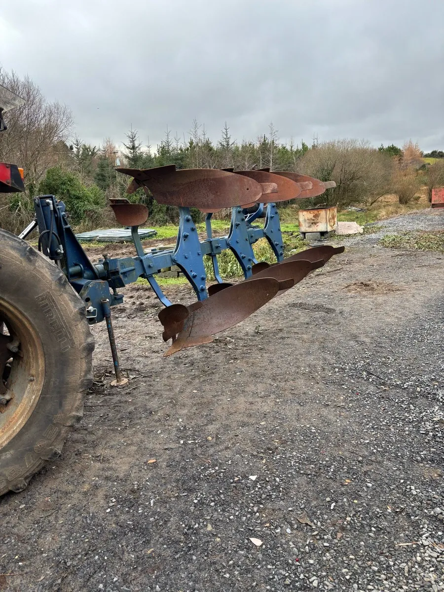 Bamford 3 Furrow reversable plough - Image 3