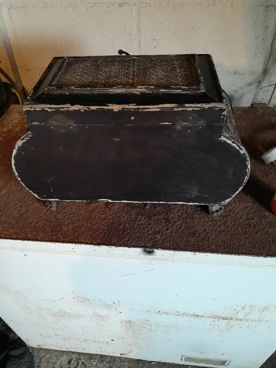 Vintage  camphor  wood chest - Image 4