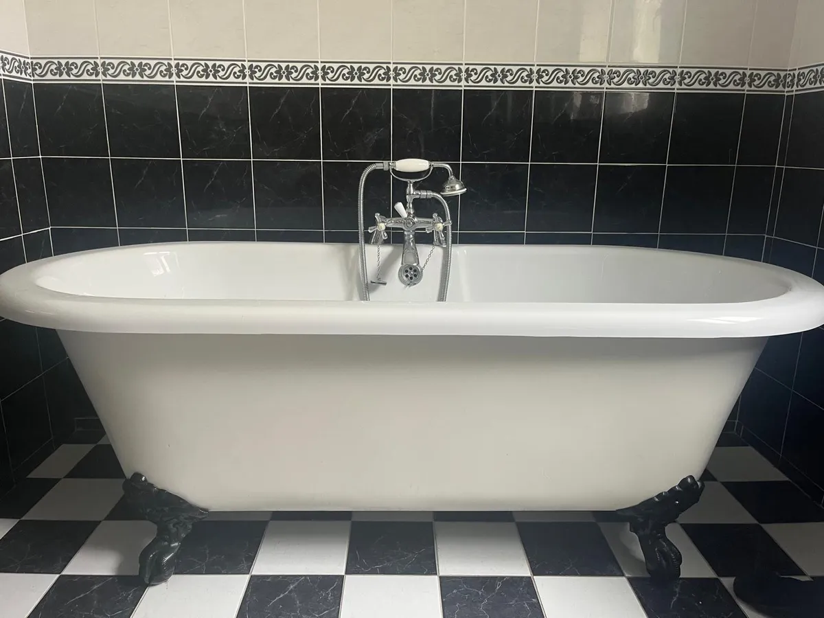 Freestanding bath with taps - Image 1
