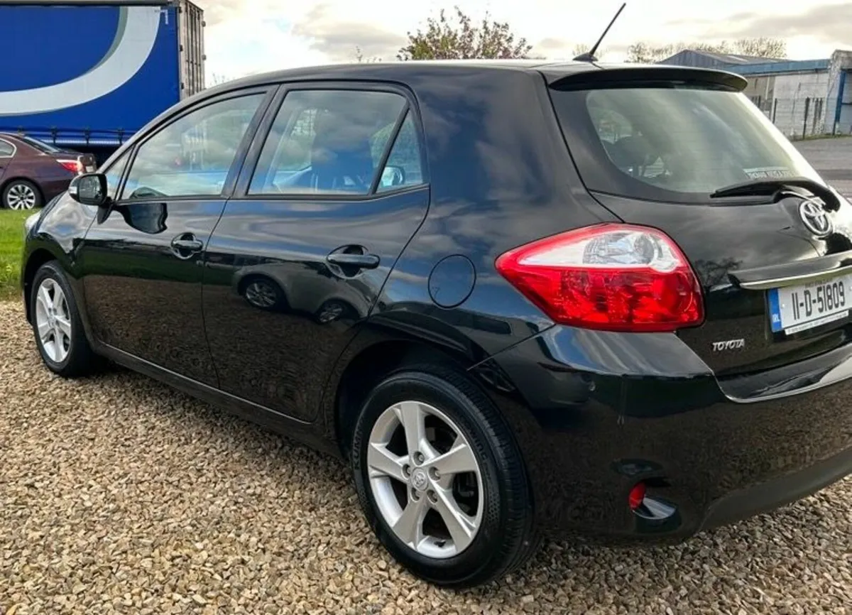Toyota Auris 2011 - Image 2