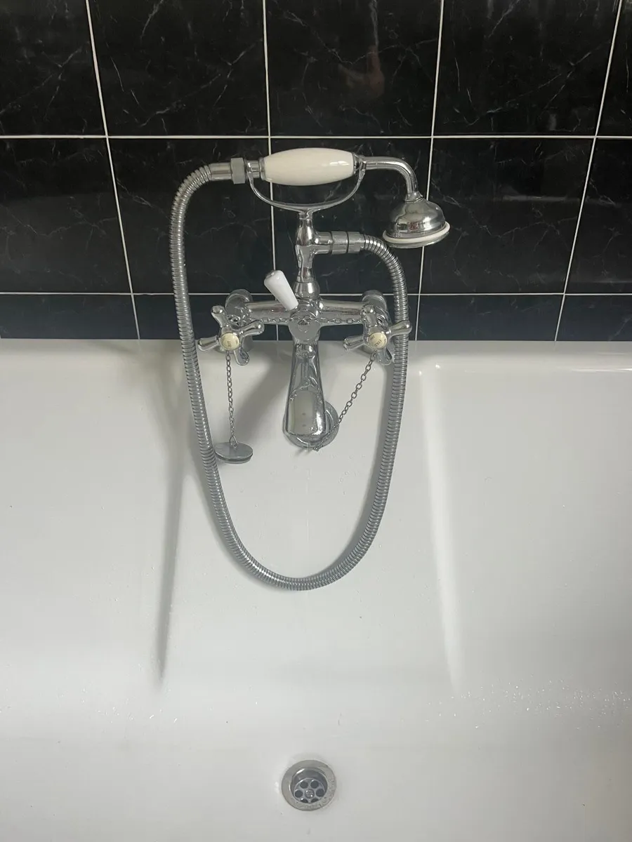 Freestanding bath with taps - Image 2