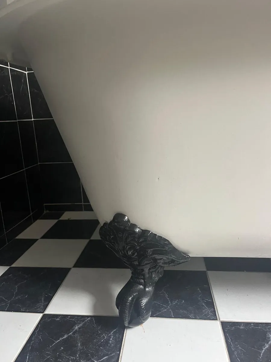 Freestanding bath with taps - Image 3