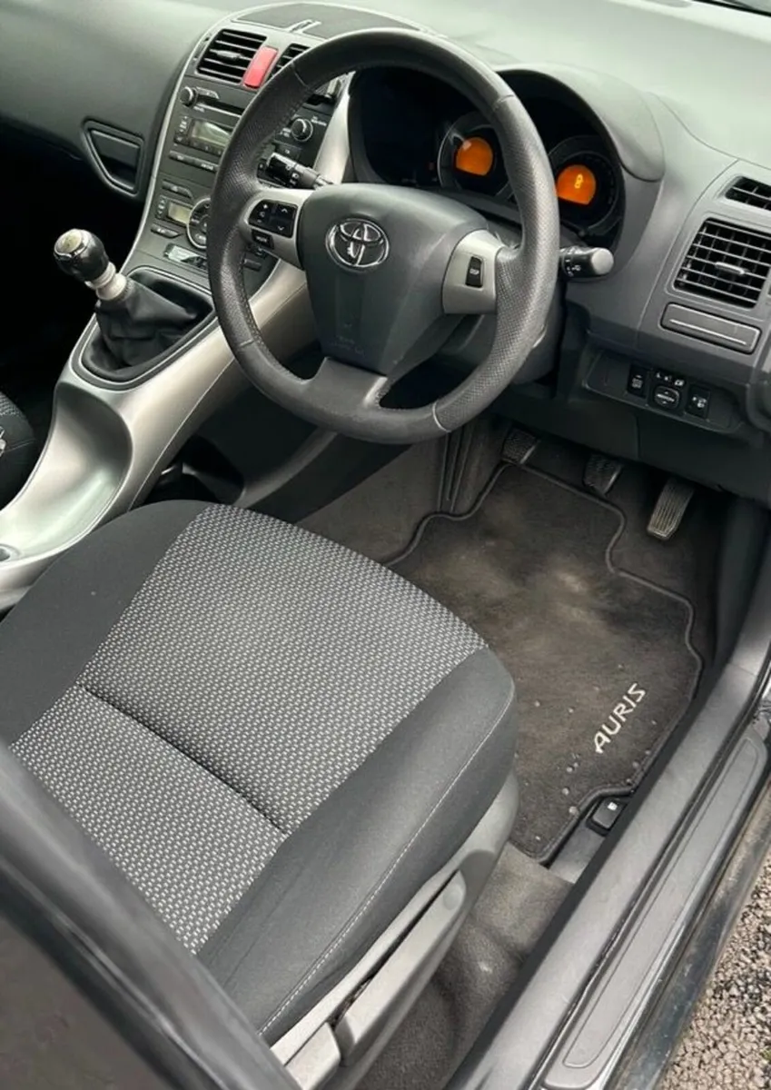Toyota Auris 2011 - Image 4