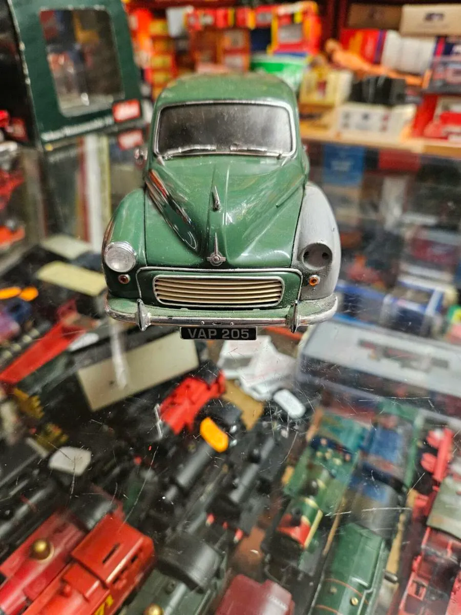 Corgi Minichamps Morris Minor 1.18 - Image 1