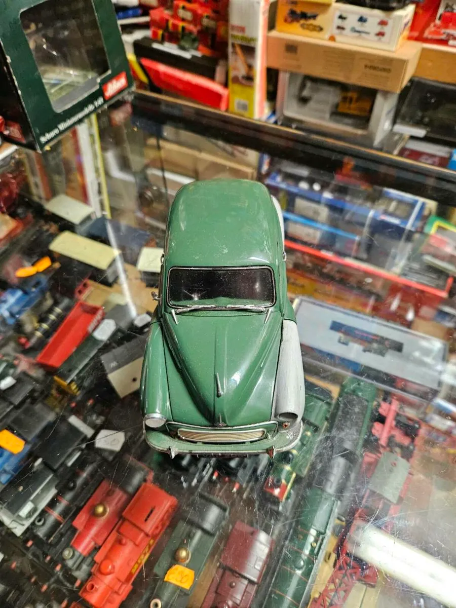 Corgi Minichamps Morris Minor 1.18 - Image 2