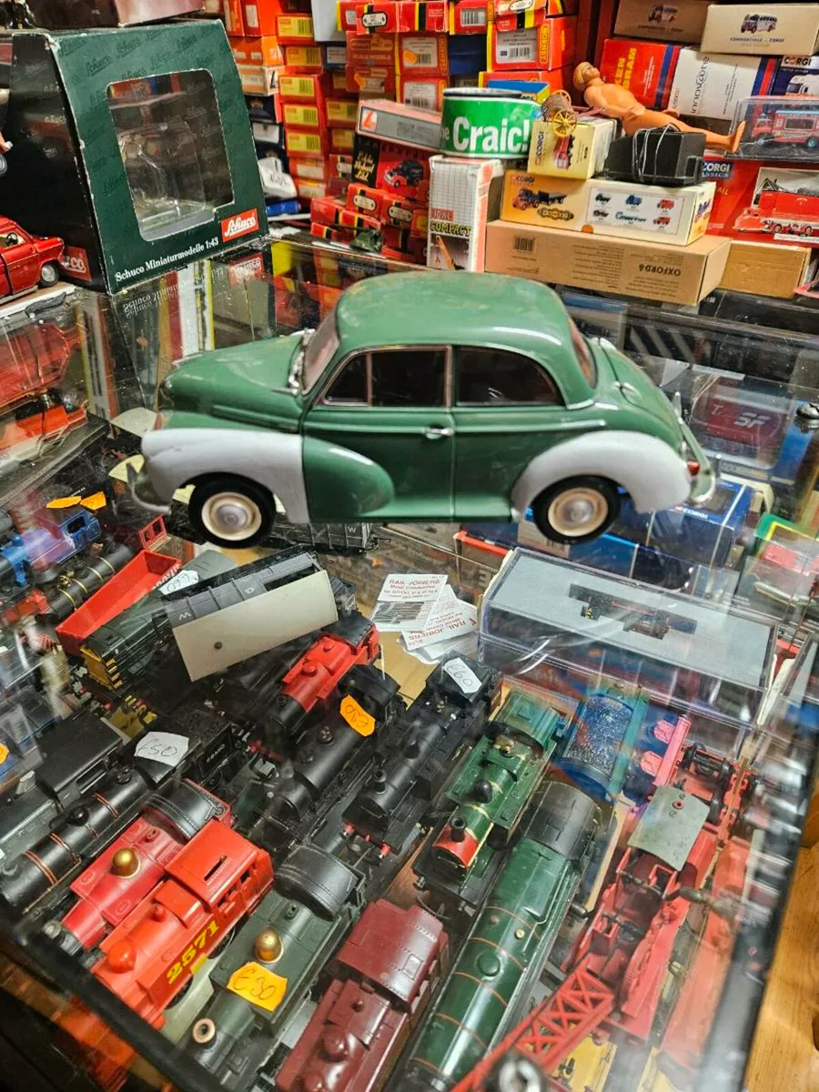 Corgi Minichamps Morris Minor 1.18 - Image 3