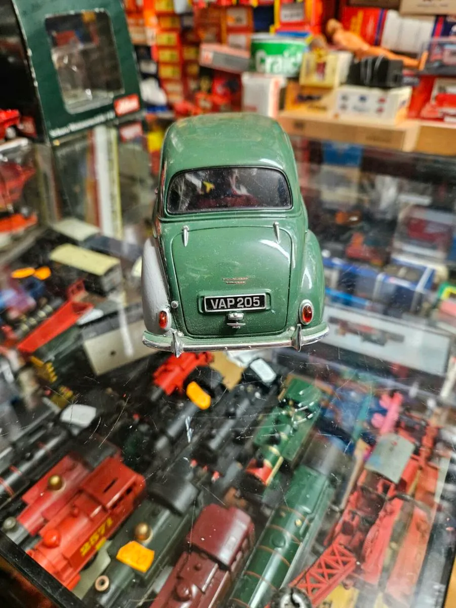 Corgi Minichamps Morris Minor 1.18 - Image 4