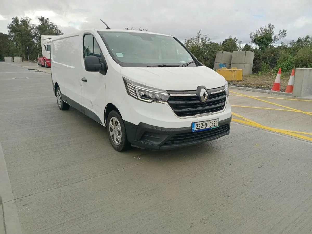 2022 renault traffic lwb - Image 1