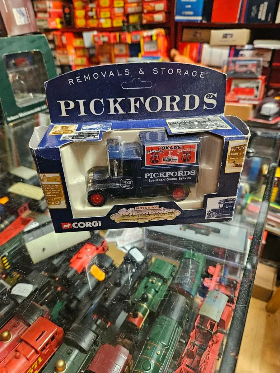 Corgi Pickfords Van - Image 1