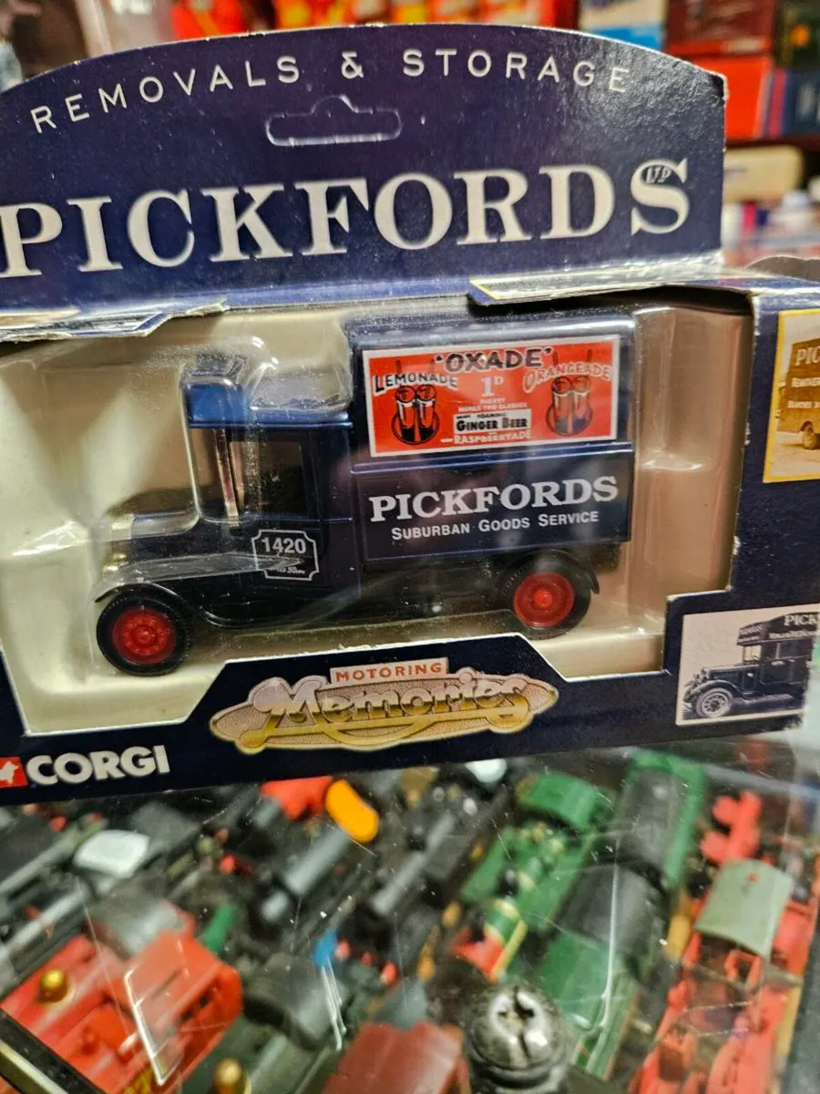 Corgi Pickfords Van - Image 2