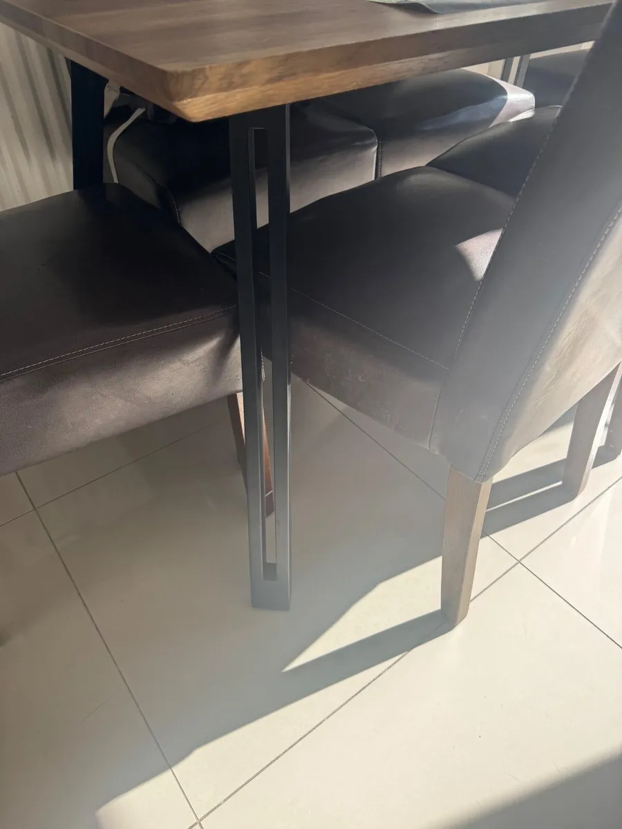 Table and chairs - Image 2