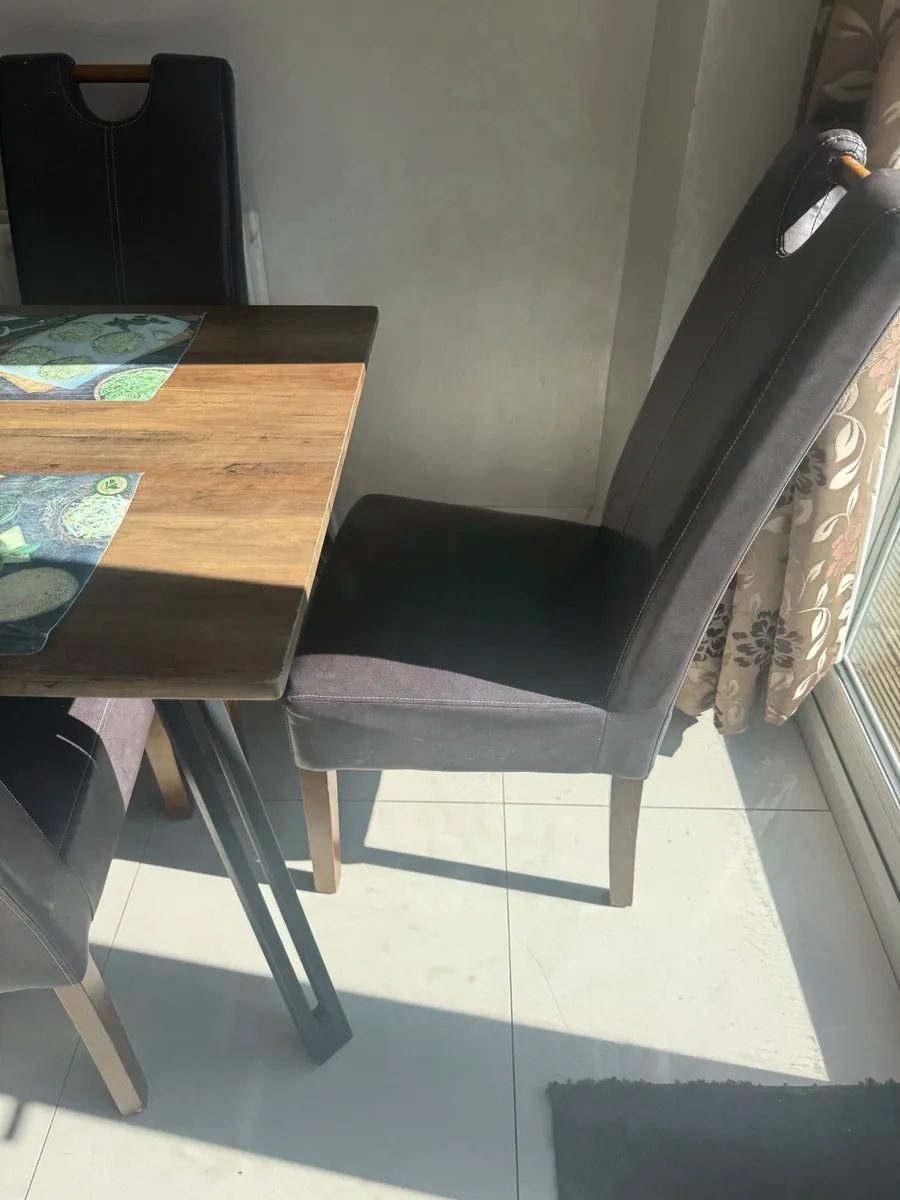 Table and chairs - Image 3
